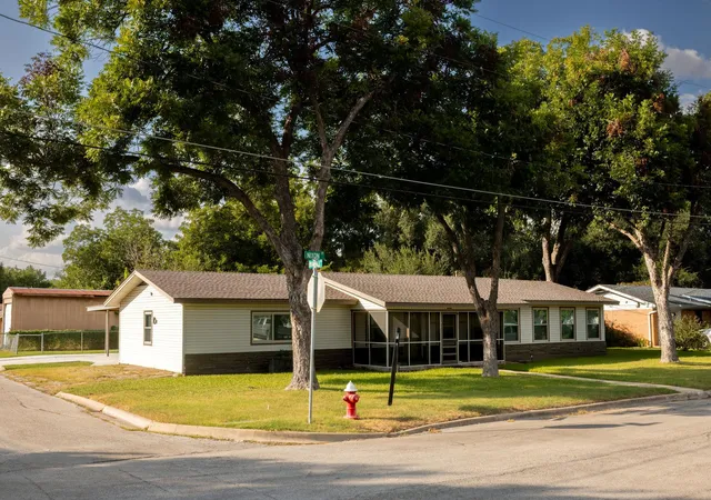 2nd image of 811 Nixon St, Lockhart, TX 78644 | MLS# 9735634