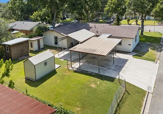 3rd image of 811 Nixon St, Lockhart, TX 78644 | MLS# 9735634