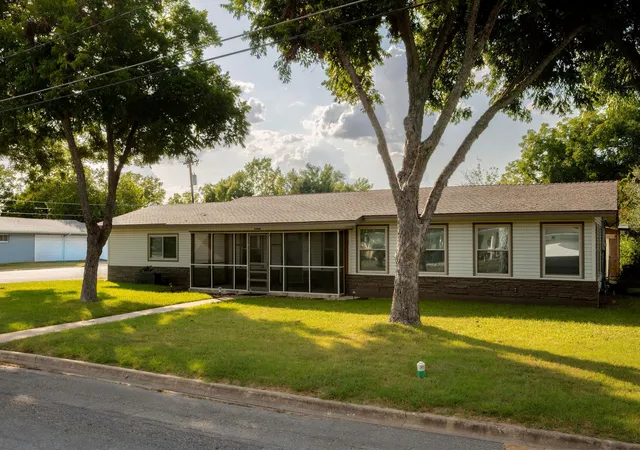 38th image of 811 Nixon St, Lockhart, TX 78644 | MLS# 9735634