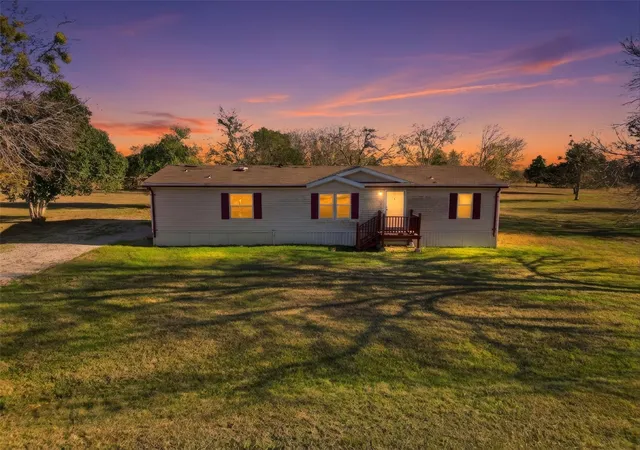 3rd image of 1123 Dunn St, Yoakum, TX 77995 | MLS# 5937499