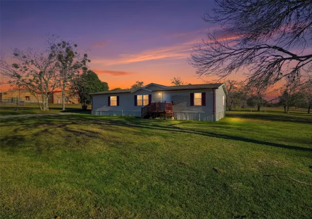 5th image of 1123 Dunn St, Yoakum, TX 77995 | MLS# 5937499