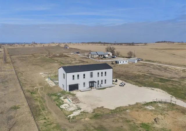 Photo 2 of Single family home for sale at 835 E County Rd 304, Jarrell, TX 76537 | MLS# 3591733 | Listing updated on 2026-08-31