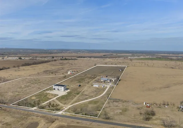 Photo 3 of Single family home for sale at 835 E County Rd 304, Jarrell, TX 76537 | MLS# 3591733 | Listing updated on 2026-08-31