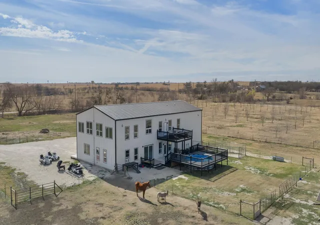 Photo 4 of Single family home for sale at 835 E County Rd 304, Jarrell, TX 76537 | MLS# 3591733 | Listing updated on 2026-08-31