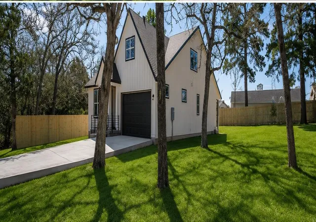 Photo 2 of Single family home for sale at 113 Eaglenest Ct, Smithville, TX 78957 | MLS# 7743715 | Listing updated on 2026-08-15