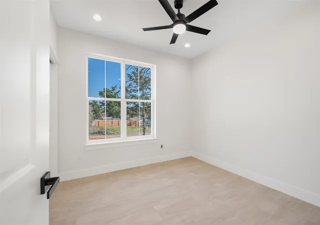 Photo 3 of Single family home for sale at 113 Eaglenest Ct, Smithville, TX 78957 | MLS# 7743715 | Listing updated on 2026-08-15