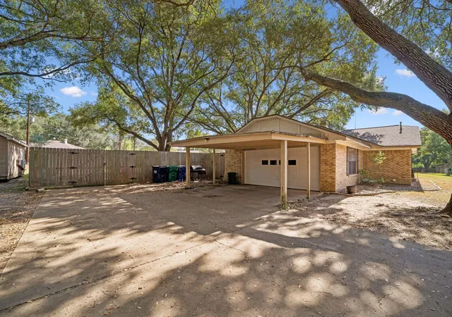 Photo 2 of Single family home for sale at 1203 Hollis Dr, Brenham, TX 77833 | MLS# 2331854 | Listing updated on 2026-09-28