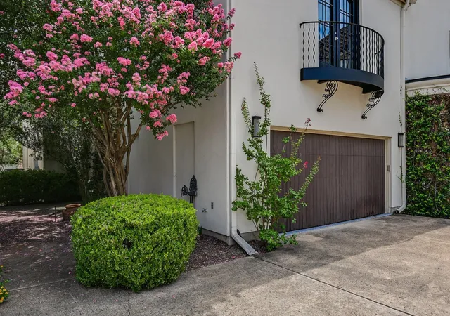 3rd image of 1910 Rue De St Tropez #4, Austin, TX 78746 | MLS# 3658486