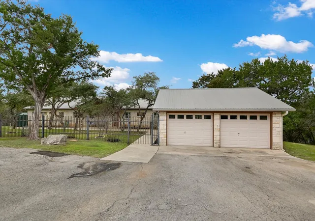 Photo 3 of Single family home for sale at 816 Buttercup Ln, Wimberley, TX 78676 | MLS# 5173386 | Listing updated on 2026-08-29