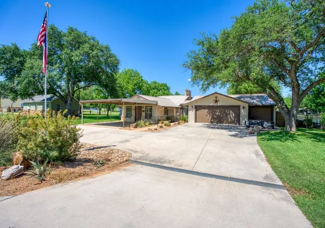 Photo 2 of Single family home for sale at 213 Lakeview, Llano, TX 78643 | MLS# 2003146 | Listing updated on 2026-09-19