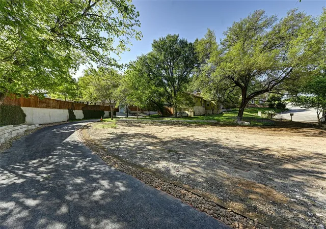 3rd image of 2000-2A Breeze Holw, Austin, TX 78741 | MLS# 2641649