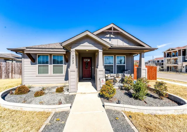 1st image of 1005 Main St, Hutto, TX 78634 | MLS# 4437016
