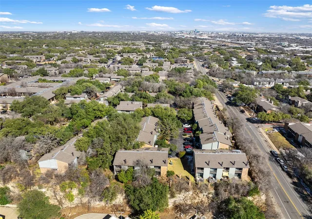 2nd image of 7122 Wood Holw Dr, Austin, TX 78731