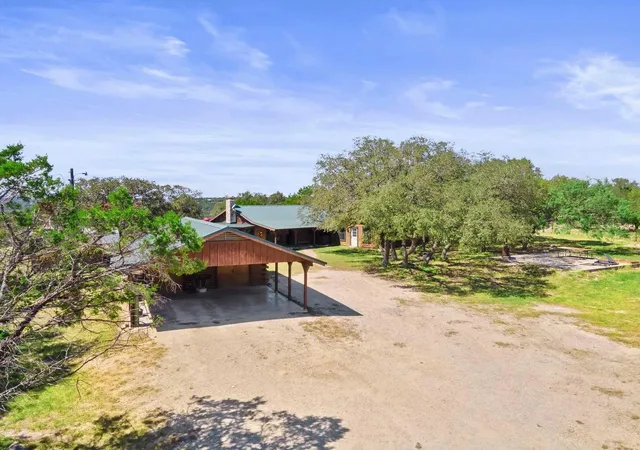 Photo 4 of House for sale at 2102 Private Rd 1377, Lampasas, TX 76550 | MLS# 8759885 | Listing updated on 2026-03-16