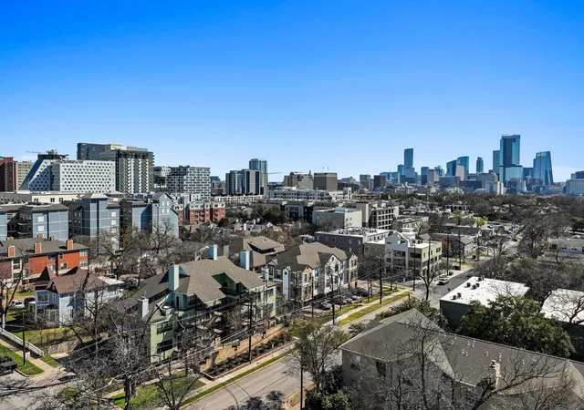 2nd image of 915 W 22Nd 1/2Nd St, Austin, TX 78705