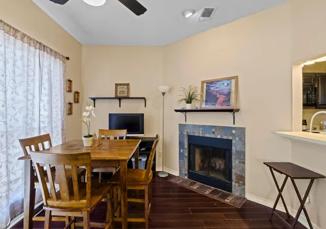 3rd image of 915 W 22Nd 1/2Nd St, Austin, TX 78705