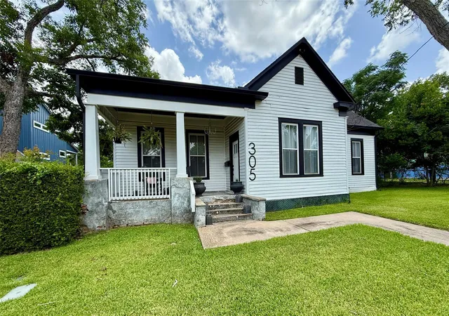 Homes for sale in Brenham, TX | 305 W Alamo St, Brenham, TX 77833 | MLS# 1572102