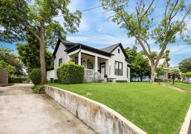 Homes for sale in Brenham, TX | 305 W Alamo St, Brenham, TX 77833 | MLS# 1572102