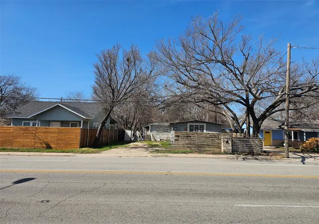 1st image of 516 Montopolis Dr, Austin, TX 78741 | MLS# 2689112