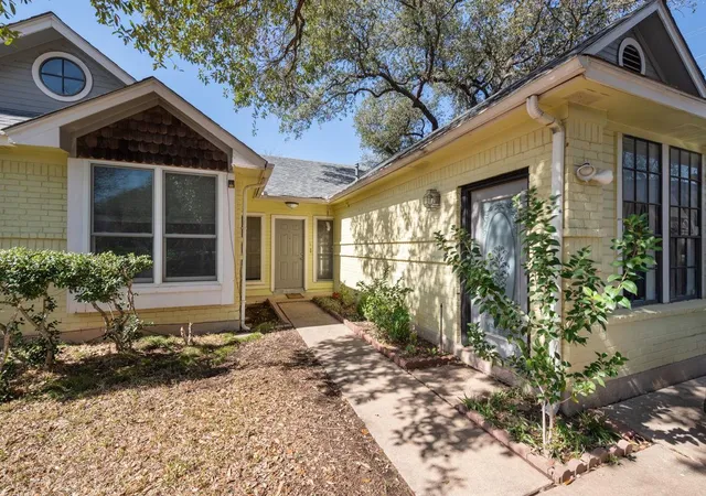 Photo 2 of Single family home for sale at 5726 Abilene Trl, Austin, TX 78749 | MLS# 9582632 | Listing updated on 2026-04-28