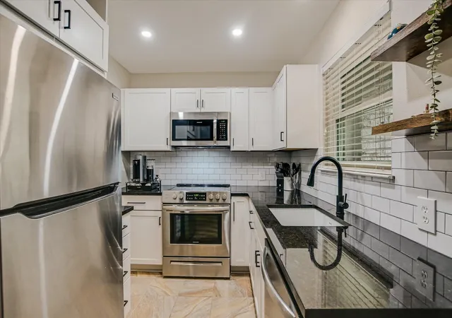 Listing Photo 4 - Condo for sale in building located at 9226 Jollyville Rd, Austin, TX 78759 - Unit #122