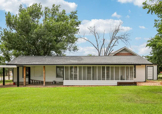 Homes for sale in Giddings, TX | 755 E Bellville St, Giddings, TX 78942 | MLS# 5950072