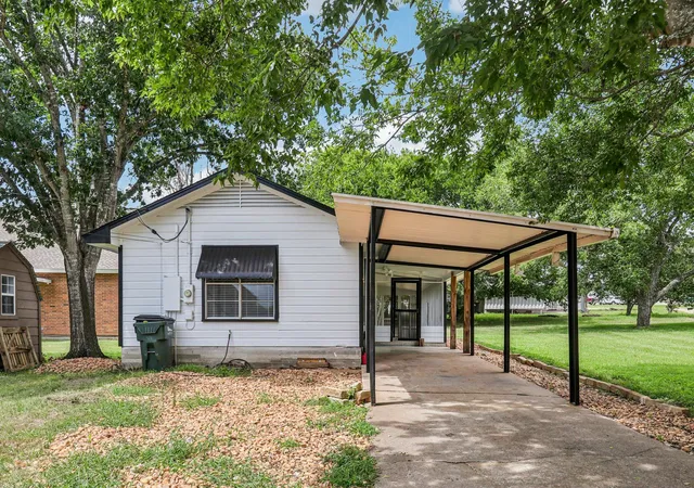 Homes for sale in Giddings, TX | 755 E Bellville St, Giddings, TX 78942 | MLS# 5950072