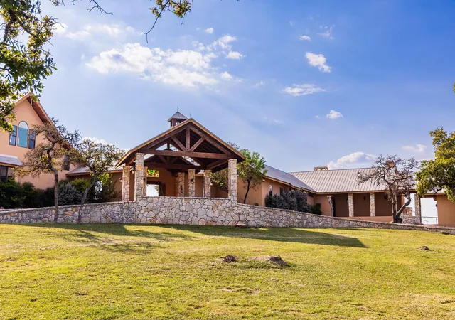 Photo 4 of Sale Pending at 994 Upper Turtle Crk Rd, Kerrville, TX 78028 | MLS# 8127117 | Listing updated on 2026-09-30