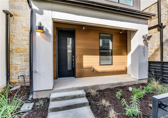 Listing Photo 2 - Condo for sale in building located at 3905 Vantage Dr, Austin, TX 78731