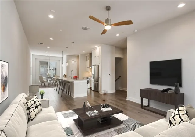 Listing Photo 3 - Condo for sale in building located at 3905 Vantage Dr, Austin, TX 78731