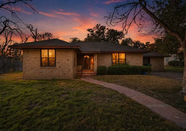 Homes for sale in La Grange, TX | 927 E Walnut St, La Grange, TX 78945 | MLS# 2951164