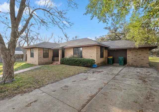Homes for sale in La Grange, TX | 927 E Walnut St, La Grange, TX 78945 | MLS# 2951164