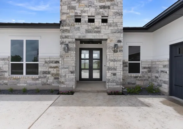Photo 3 of Single family home for sale at 109 La Ventana Dr, Liberty Hill, TX 78642 | MLS# 4901437 | Listing updated on 2026-10-08