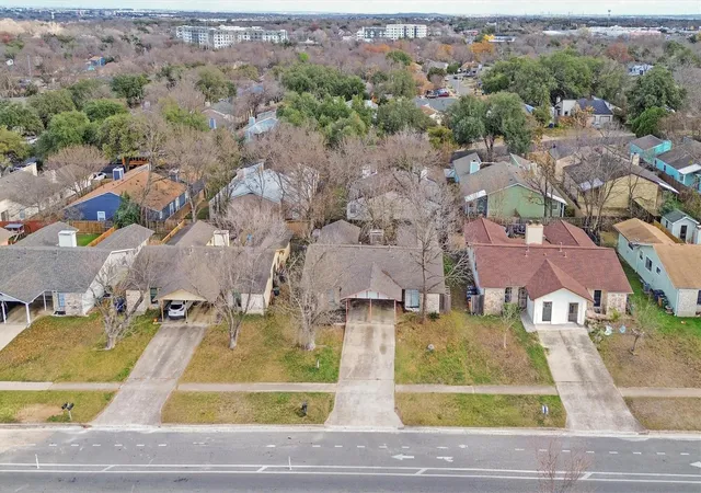 Listing Photo 2 - Condo for sale in building located at 6305 Emerald Forest Dr, Austin, TX 78745 - Unit #