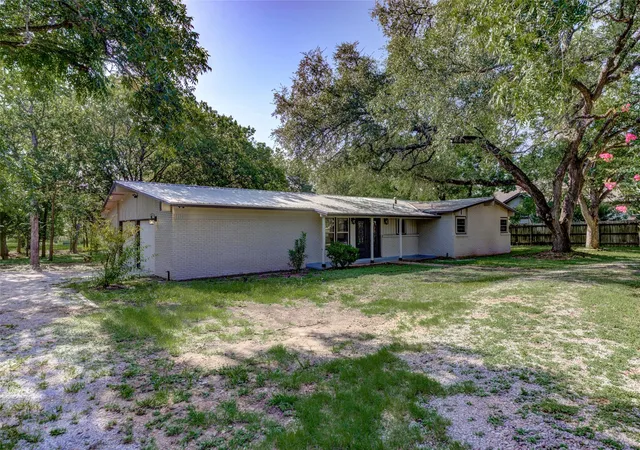 Photo 2 of Single family home for sale at 11811 Sleepy Holw Rd, Manchaca, TX 78652 | MLS# 8289825 | Listing updated on 2026-08-26