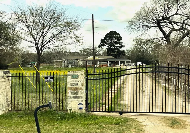 1st image of 1225 W Hwy 71 Hwy W, Smithville, TX 78957 | MLS# 1130444