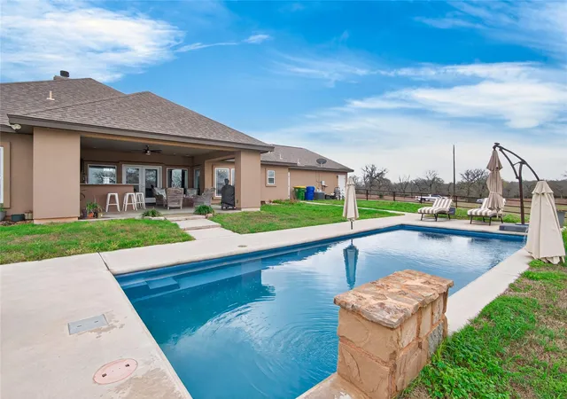 2nd image of 494 Flash Cir, Luling, TX 78648 | MLS# 5338093