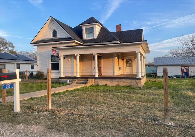 Homes for sale in Lometa, TX | 215 W Main St, Lometa, TX 76853 | MLS# 1418952