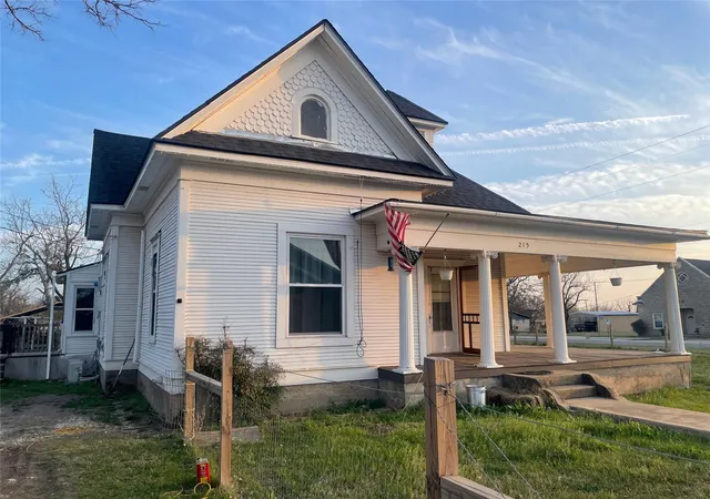 Homes for sale in Lometa, TX | 215 W Main St, Lometa, TX 76853 | MLS# 1418952