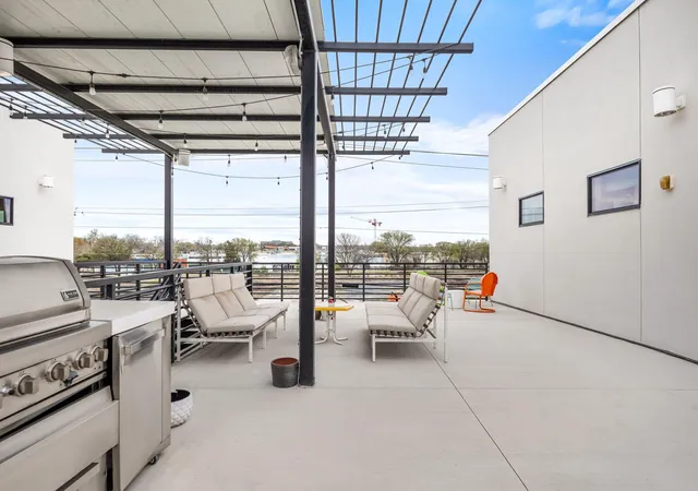 image of 2709 E 5Th St, Austin, TX 78702