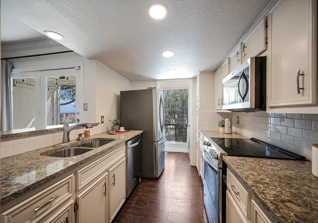 Listing Photo 5 - Condo for sale in building located at 3840 Far W Blvd, Austin, TX 78731 - Unit #101