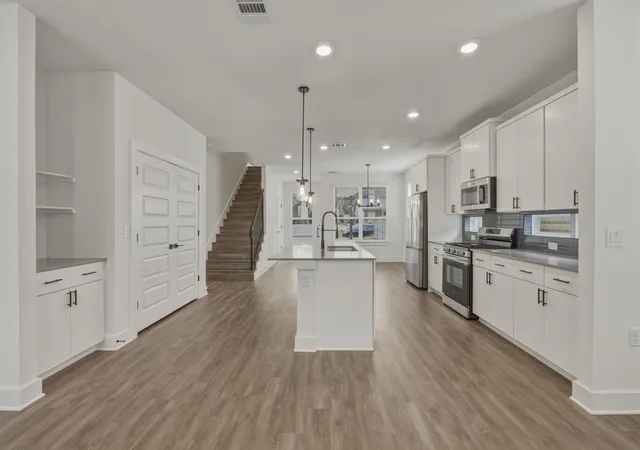 5th image of 2009 Iroquois Ln, Austin, TX 78741