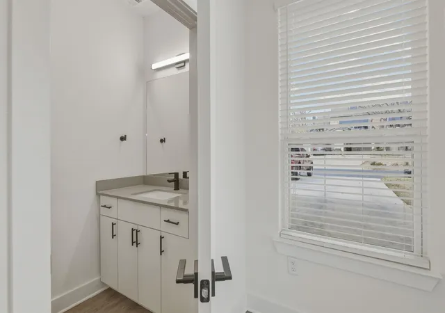 4th image of 2009 Iroquois Ln, Austin, TX 78741