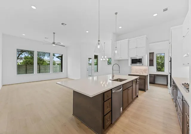 Photo 3 of Sale Pending at 712 High Summit Dr, Georgetown, TX 78628 | MLS# 1684870 | Listing updated on 2026-10-08