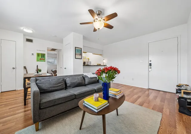 Listing Photo 4 - Condo for sale in building located at 2207 Leon St, Austin, TX 78705 - Unit #307