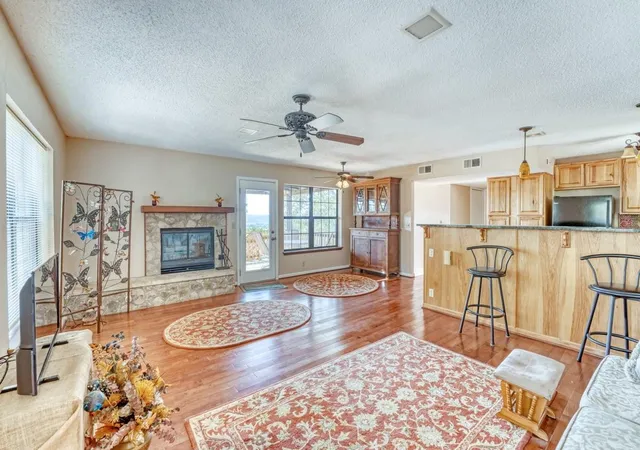 Photo 4 of Single family home for sale at 19818 Colina Dr, Lago Vista, TX 78645 | MLS# 9798241 | Listing updated on 2026-09-27