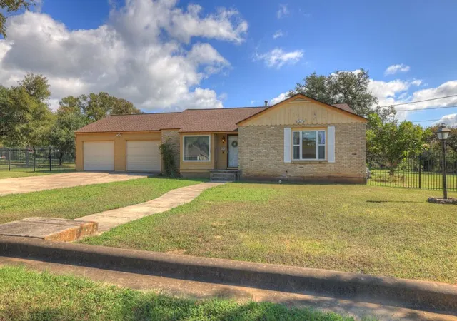 1st image of 800 N Bishop St, San Marcos, TX 78666 | MLS# 8151464