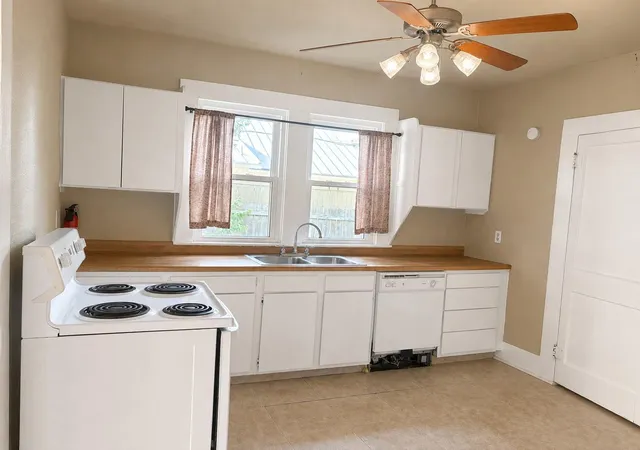 Photo 3 of Single family home for sale at 807 S Elm St, Georgetown, TX 78626 | MLS# 6431677 | Listing updated on 2026-09-30