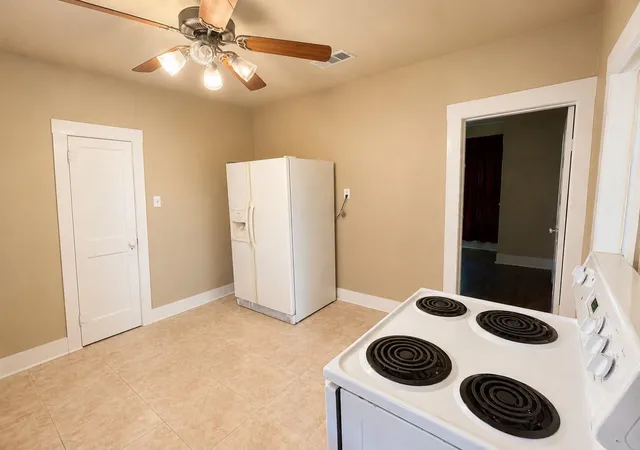 Photo 3 of Single family home for sale at 807 S Elm St, Georgetown, TX 78626 | MLS# 6431677 | Listing updated on 2026-09-30