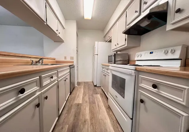 Listing Photo 5 - Condo for sale in building located at 10616 Mellow Mdws, Austin, TX 78750 - Unit #27A